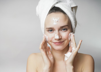 Cera trądzikowa – ściągawka z pielęgnacji dla początkujących