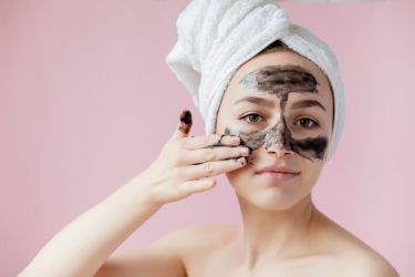 Węgiel aktywny – jak działa na skórę?