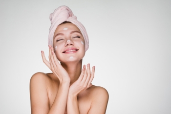 Kompletny przewodnik po pielęgnacji młodej skóry