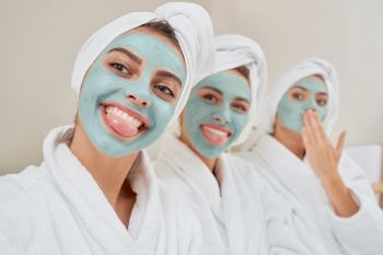 Domowa pielęgnacja cery trądzikowej krok po kroku